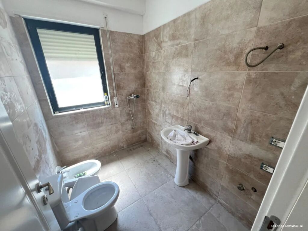 Zyre Me Qera 3+1+2 Tek Rruga e Durresit (ID BZ21011) Tirane