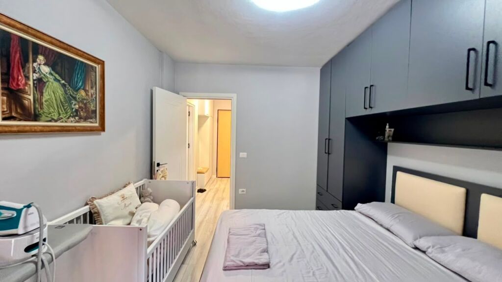 🏠 **FOR RENT: 1+1 Apartment with Terrace**  📍 Zoo Area 💰 60,000 ALL/Month 🏢 2nd Floor 📐 70 m²  ⚜️ **Recently Renovated – Located in a Quiet and Comfortable Area**
