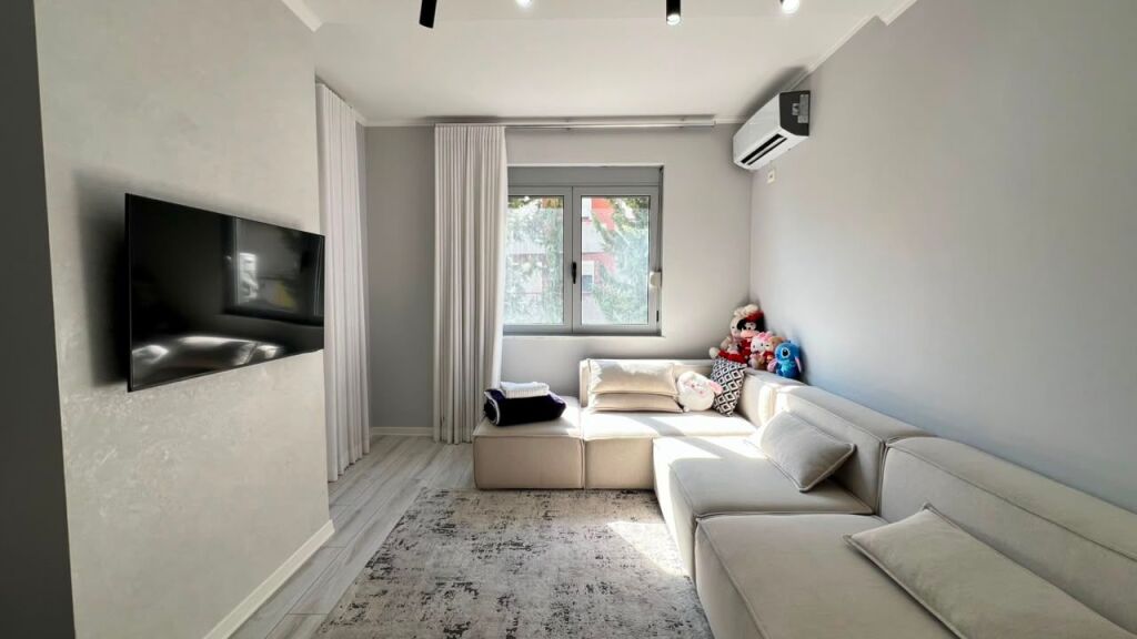 🏠 **FOR RENT: 1+1 Apartment with Terrace**  📍 Zoo Area 💰 60,000 ALL/Month 🏢 2nd Floor 📐 70 m²  ⚜️ **Recently Renovated – Located in a Quiet and Comfortable Area**