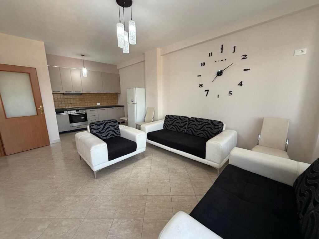 🏡 Appartamento 2+1+2 in affitto 📍 Complesso Grand, vicino al Mercato Elettrico, Tirana  ✨ Caratteristiche:  * 2 camere da letto (parzialmente arredato) * Soggiorno + cucina nuova * Lavastoviglie * 2 bagni * Condizionatori possono essere installati su accordo  💰 Prezzo: 45.000 Lek/mese