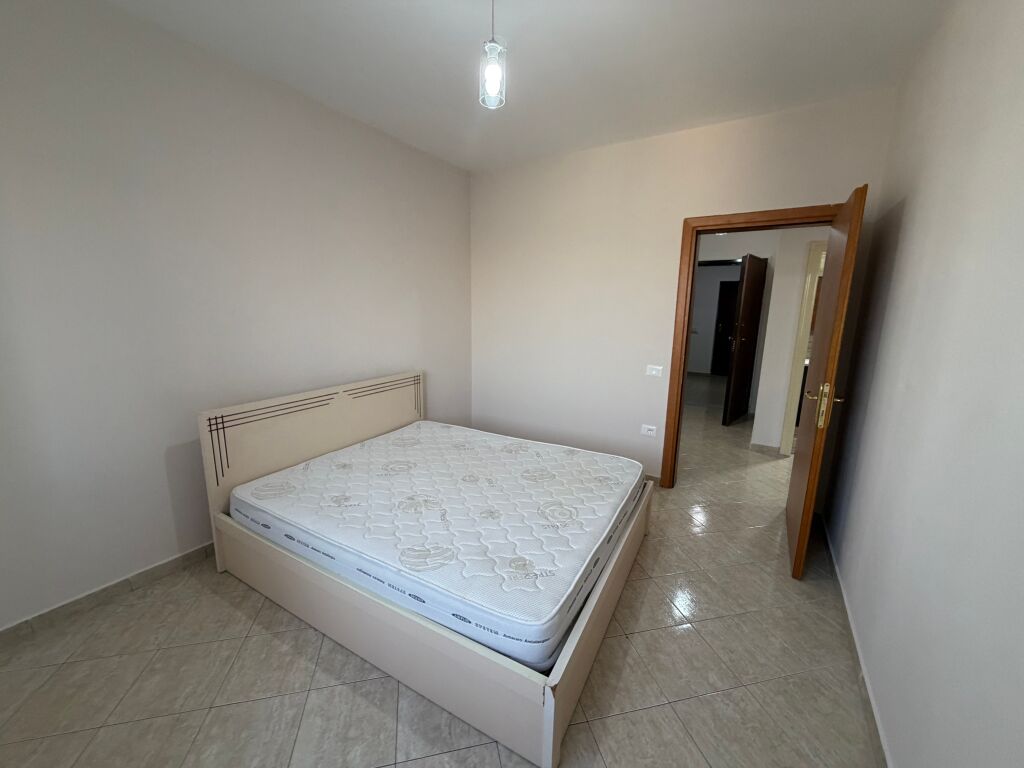🏡 Appartamento 2+1+2 in affitto 📍 Complesso Grand, vicino al Mercato Elettrico, Tirana  ✨ Caratteristiche:  * 2 camere da letto (parzialmente arredato) * Soggiorno + cucina nuova * Lavastoviglie * 2 bagni * Condizionatori possono essere installati su accordo  💰 Prezzo: 45.000 Lek/mese
