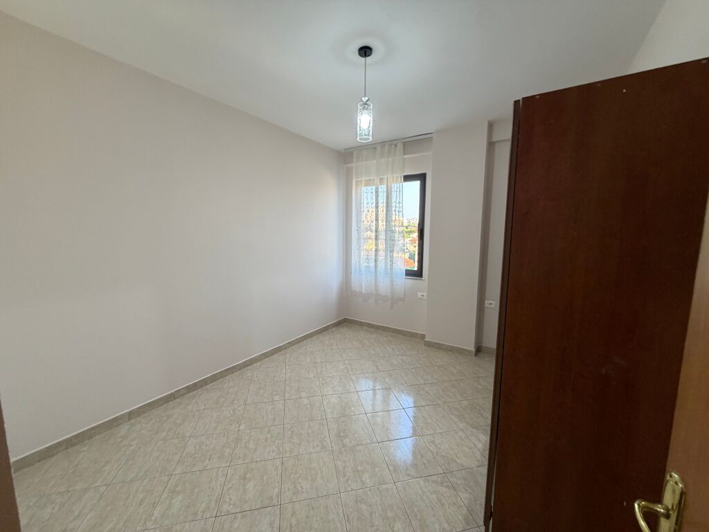 🏡 Appartamento 2+1+2 in affitto 📍 Complesso Grand, vicino al Mercato Elettrico, Tirana  ✨ Caratteristiche:  * 2 camere da letto (parzialmente arredato) * Soggiorno + cucina nuova * Lavastoviglie * 2 bagni * Condizionatori possono essere installati su accordo  💰 Prezzo: 45.000 Lek/mese