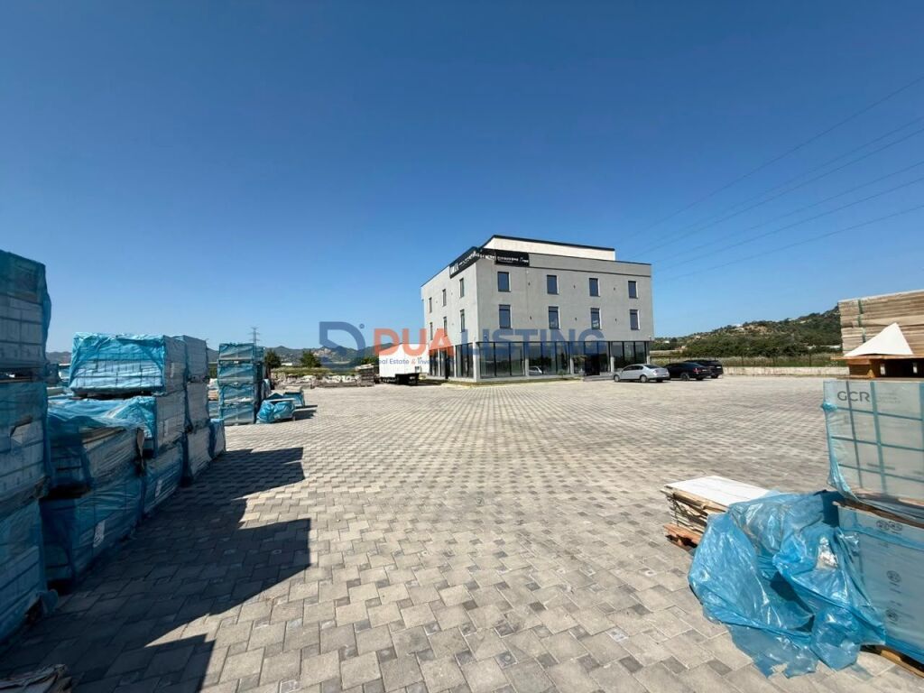 🏢 VENDITA IMMOBILE COMMERCIALE – SUPER INVESTIMENTO A BERXULLË 📍 Berxullë – Autostrada di Rinas 1.250 m² immobile commerciale | 3.600 m² terreno | Accesso diretto all'autostrada