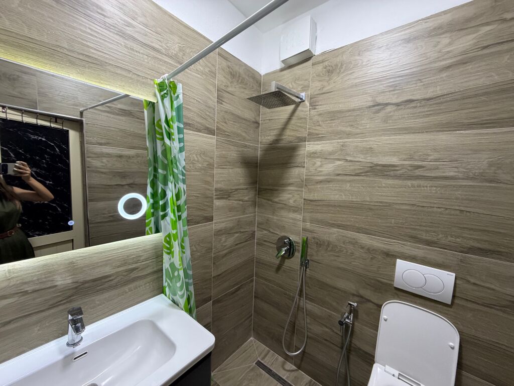 🏡 Appartamento 2+1+2 in affitto 📍 Complesso Grand, vicino al Mercato Elettrico, Tirana  ✨ Caratteristiche:  * 2 camere da letto (parzialmente arredato) * Soggiorno + cucina nuova * Lavastoviglie * 2 bagni * Condizionatori possono essere installati su accordo  💰 Prezzo: 45.000 Lek/mese