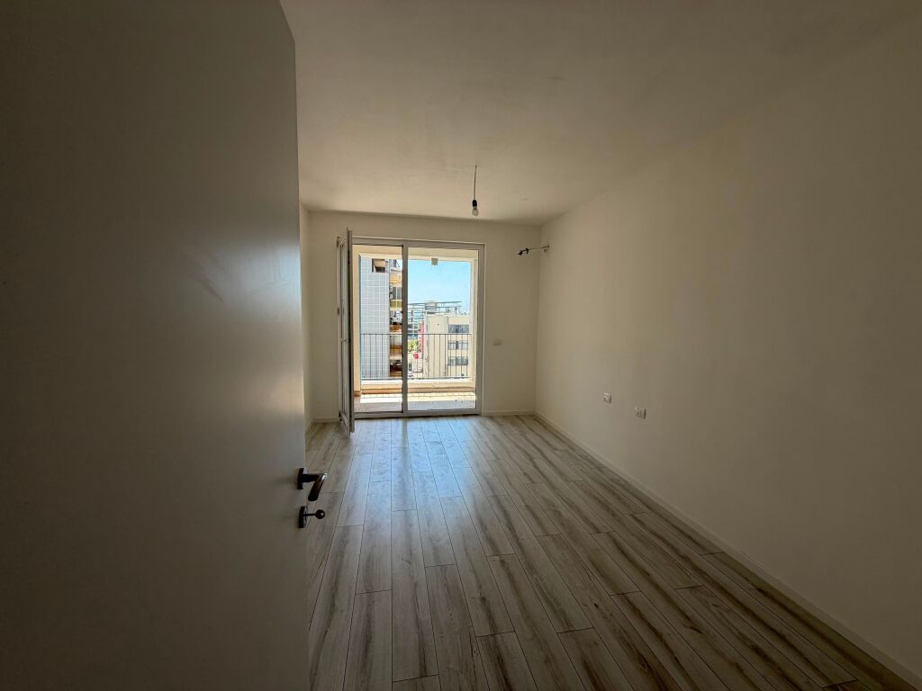 Shitet Apartament 2+1+2 te Ish Rajoni , Durres
