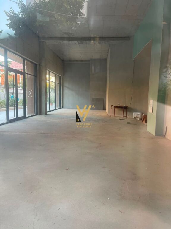 LOCALE COMMERCIALE DI 187 M2 IN AFFITTO A BRRYLI 2.100 EURO