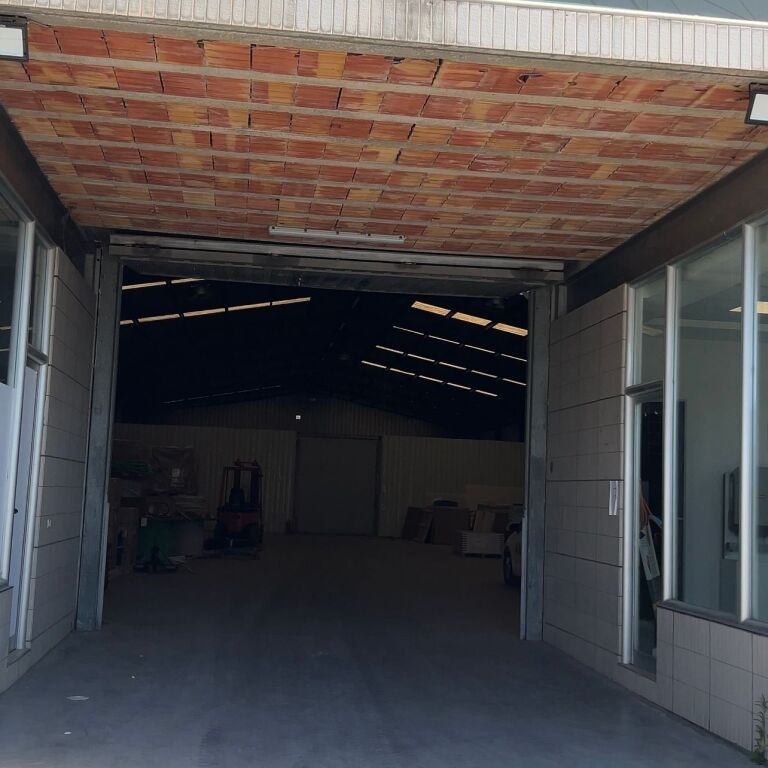 MAGAZINË PËR BIZNESE | 2,200M² – AUTOSTRADA TIRANË–DURRËS