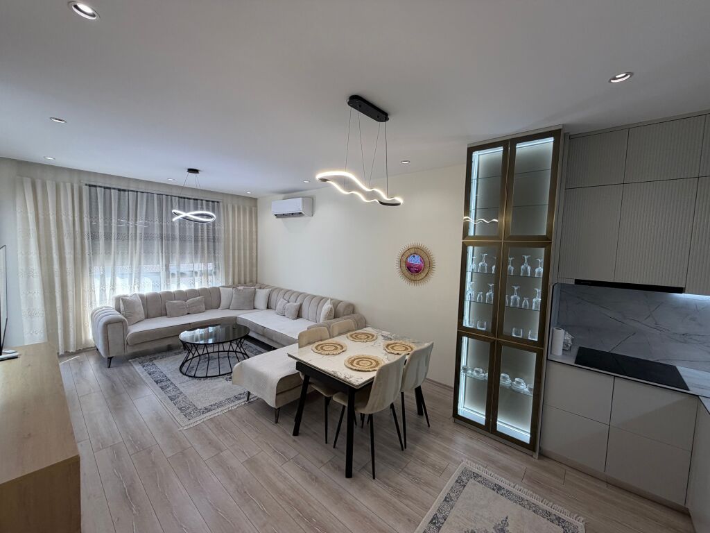 📣Qera Apartament 1+1📍 Rezidenca Erli 🛣️Rruga Xhanfize Keko ✨  🏢Ndertimi i ri me ashensor  Kati 6,pallat me ashensor  🛋️ I arreduar ne menyre moderne dhe bashkekohore 📐Siperfaqe : 75 m2  💶 Cmimi 70000 leke