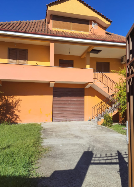 Parte di Villa in Affitto, 120 m², Primo Piano, Via Jusuf Gervalla, Tirana