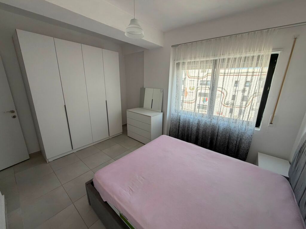 Jepet me qera Apartament 1+1  Adresa : Kodra Diellit 1  E mobiluar  Kati 2  Cmimi 500 mij lek me parkim