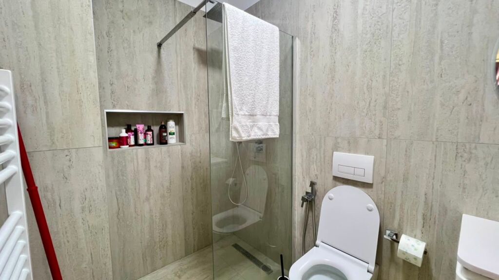 🏠 **FOR RENT: 1+1 Apartment with Terrace**  📍 Zoo Area 💰 60,000 ALL/Month 🏢 2nd Floor 📐 70 m²  ⚜️ **Recently Renovated – Located in a Quiet and Comfortable Area**