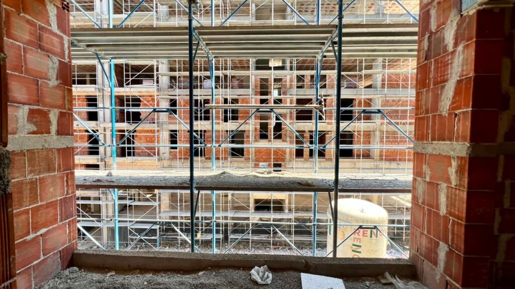 🏠 **IN VENDITA: Appartamento 1+1**  📍 Paskuqan (Ringside Residence) 🌞 Esposizione Sud (Pieno Sole) 💰 €79.900 📐 66 m²  ✨ **Situato in una delle zone a più rapido sviluppo di Tirana – Ideale come abitazione o investimento**