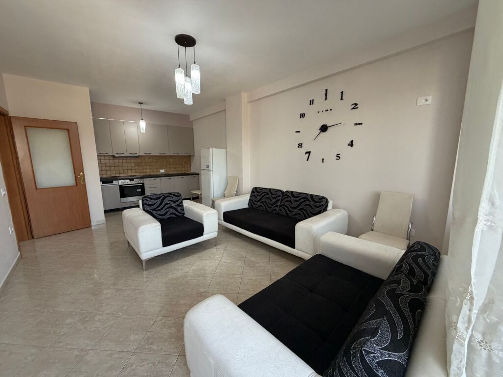 🏡 Appartamento 2+1+2 in affitto 📍 Complesso Grand, vicino al Mercato Elettrico, Tirana  ✨ Caratteristiche:  * 2 camere da letto (parzialmente arredato) * Soggiorno + cucina nuova * Lavastoviglie * 2 bagni * Condizionatori possono essere installati su accordo  💰 Prezzo: 45.000 Lek/mese