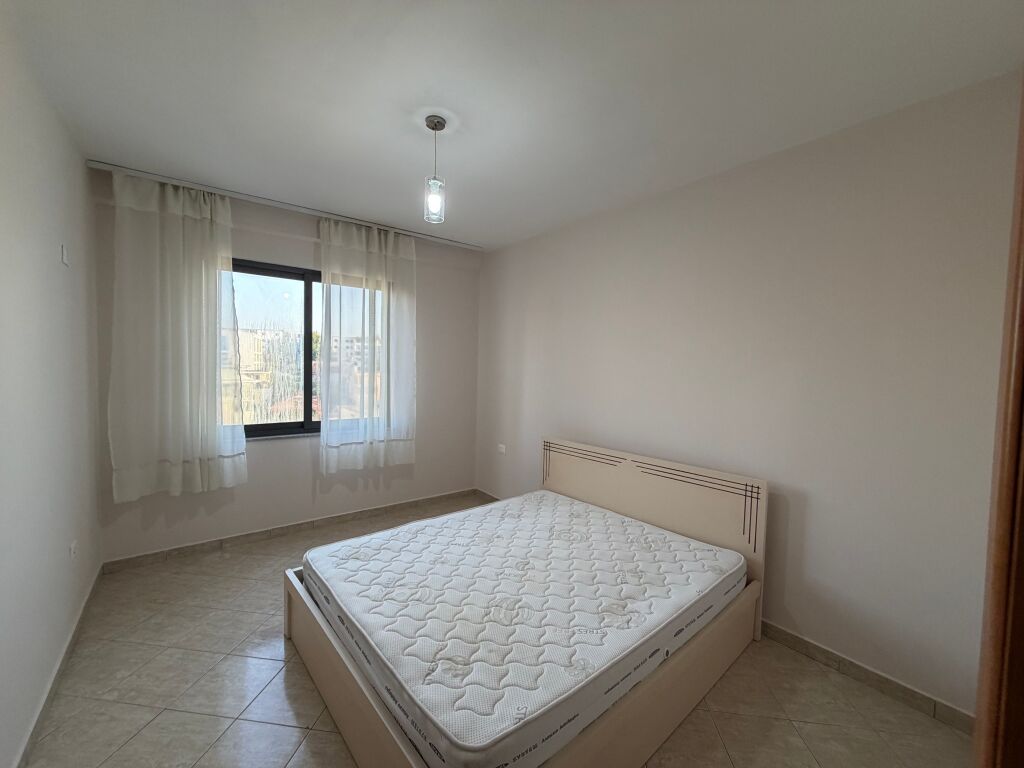 🏡 Appartamento 2+1+2 in affitto 📍 Complesso Grand, vicino al Mercato Elettrico, Tirana  ✨ Caratteristiche:  * 2 camere da letto (parzialmente arredato) * Soggiorno + cucina nuova * Lavastoviglie * 2 bagni * Condizionatori possono essere installati su accordo  💰 Prezzo: 45.000 Lek/mese