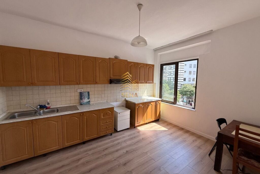 Affitto, Locale Commerciale 3+1+2blk, Via Elbasan, 800 Euro/mese Netto