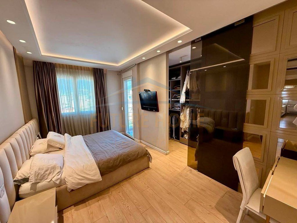 Shitet, Apartament 3+1+2+ Post Parkimi, Rruga Mihal Grameno, Tirane