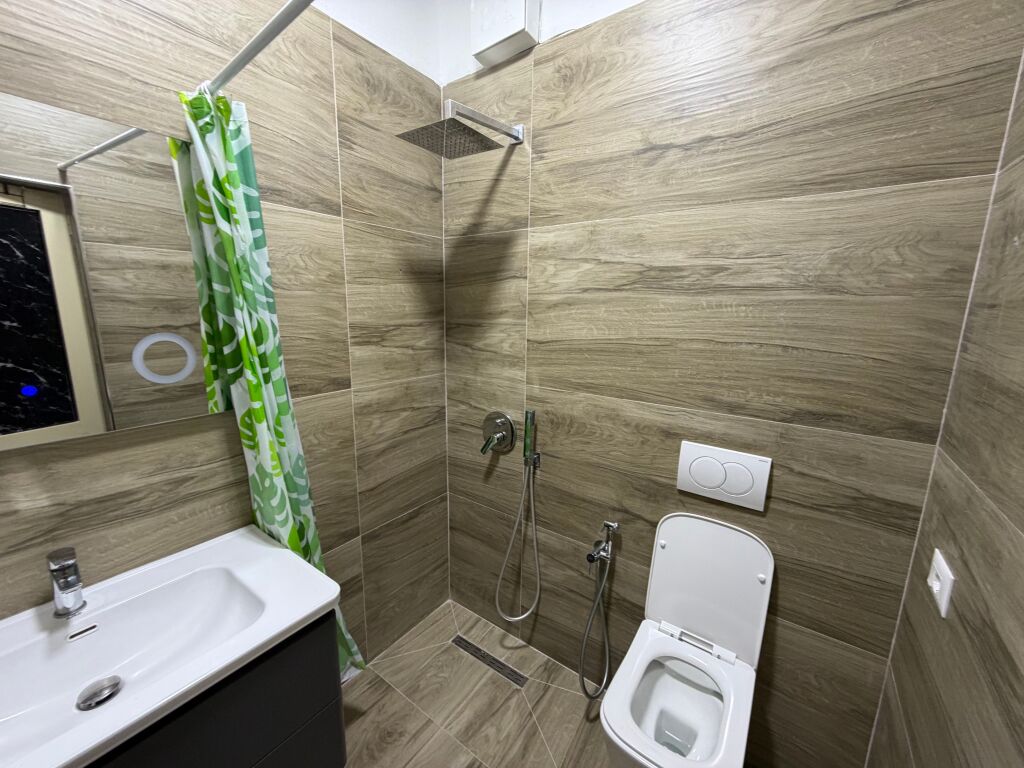 🏡 Appartamento 2+1+2 in affitto 📍 Complesso Grand, vicino al Mercato Elettrico, Tirana  ✨ Caratteristiche:  * 2 camere da letto (parzialmente arredato) * Soggiorno + cucina nuova * Lavastoviglie * 2 bagni * Condizionatori possono essere installati su accordo  💰 Prezzo: 45.000 Lek/mese