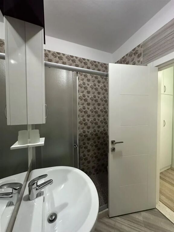 Qera, Apartament 1+1 Qender , Tirane