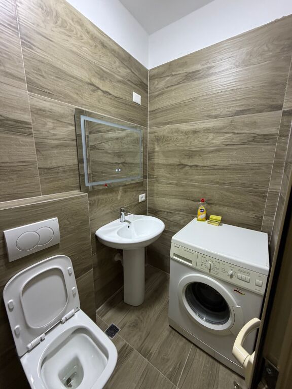 🏡 Appartamento 2+1+2 in affitto 📍 Complesso Grand, vicino al Mercato Elettrico, Tirana  ✨ Caratteristiche:  * 2 camere da letto (parzialmente arredato) * Soggiorno + cucina nuova * Lavastoviglie * 2 bagni * Condizionatori possono essere installati su accordo  💰 Prezzo: 45.000 Lek/mese