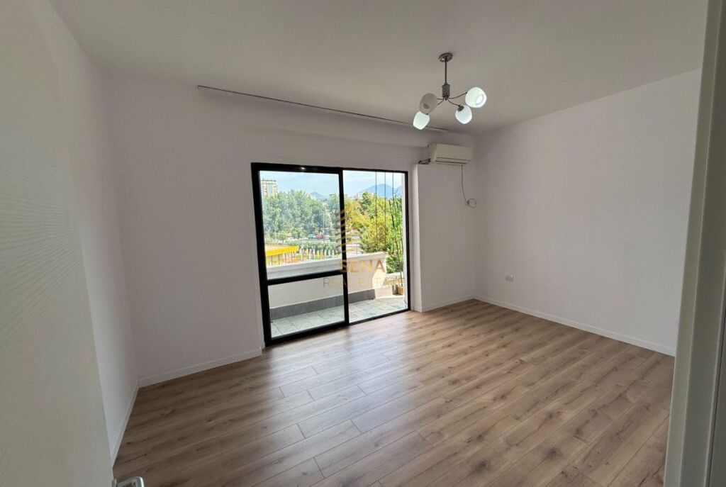 Affitto, Locale Commerciale 3+1+2blk, Via Elbasan, 800 Euro/mese Netto