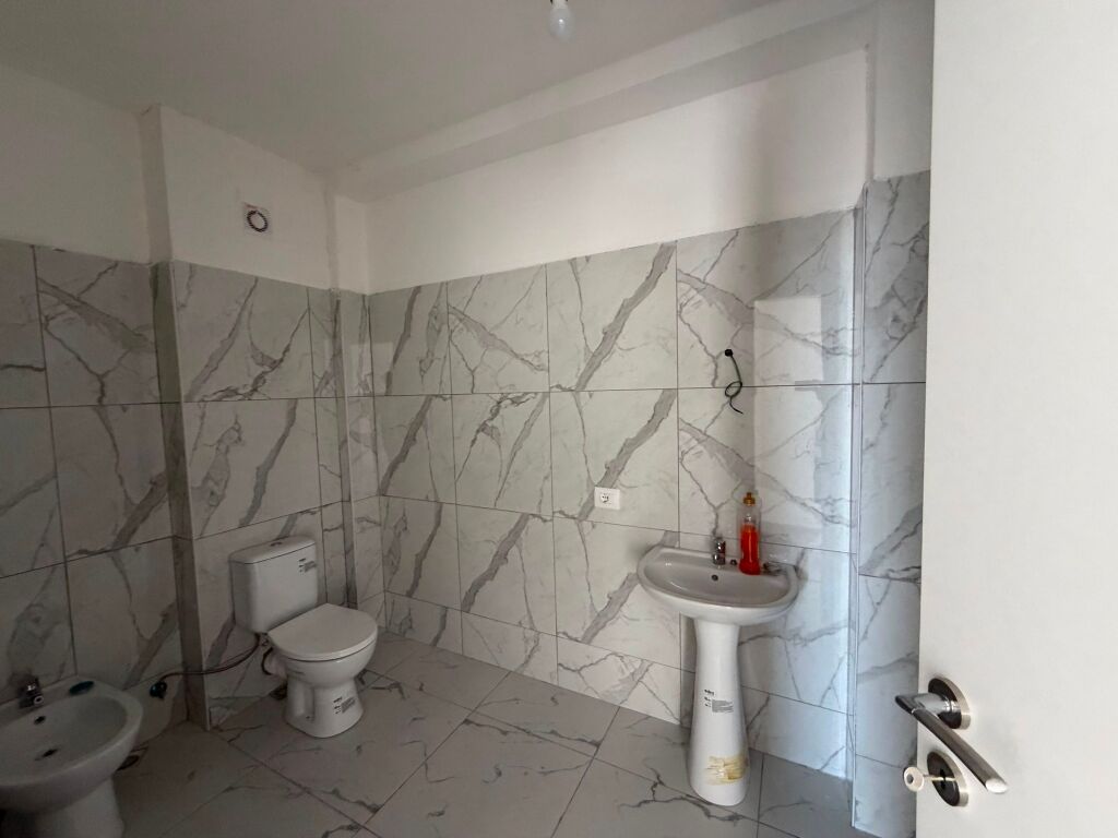 Shitet Apartament 2+1+2 te Ish Rajoni , Durres