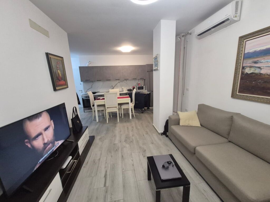 📣 AFFITTO Appartamento 1+1 con Parcheggio 📍 Via “Ferit Xhajko”, Vicino al Distributore Kastrati ✨  💶 Prezzo 65.000 Leke/Mese