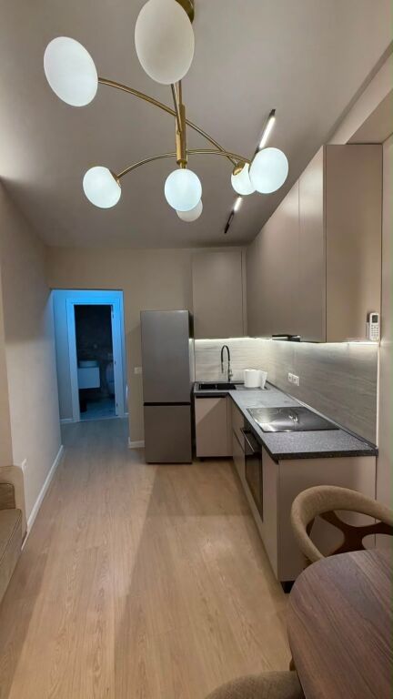 Jepet me qira apartament 1+1 💸50.000 leke   📍 Vendndodhja: Mbrapa Maternitetit të Ri  Detajet e pronës:  * Tipologjia: 1+1 * Sipërfaqja: 45 m² * Kati: 2 * 1 tualet * I mobiluar në mënyrë bashkëkohore * Me ashensor * Ndërtesë e vitit 2015  Apartamenti ndodhet në një zonë të qetë dhe të aksesueshme, i përshtatshëm për individë ose çifte.  📞 Për më shumë informacion ose për të organizuar një vizitë, ju lutem kontaktoni.