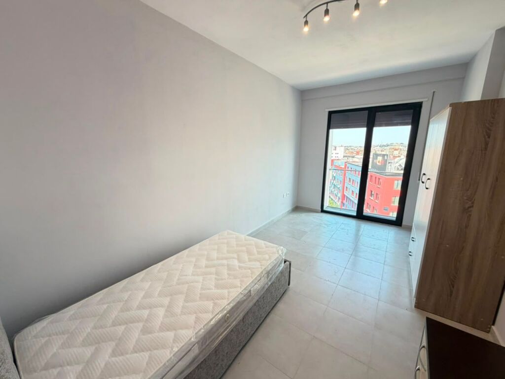 Appartamento 2+1 + Posto auto in affitto  📍 Indirizzo: Di fronte a TV Klan, Tirana  🏢 7° piano 📐 Superficie: 100 m² 🛋️ Soggiorno grande 🛏️ Arredato e mai abitato prima ❄️ 3 condizionatori 🌅 Balcone 🚗 Posto auto al piano -2  💰 Prezzo: 75.000 lek/mese