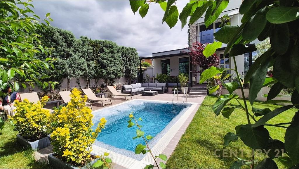 Villa di lusso con piscina in affitto vicino al Lago di Farka
