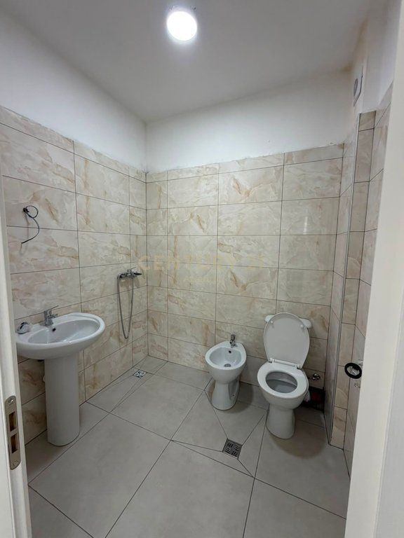 Appartamento con vista mare 2+2 con 2 balconi in affitto sulla spiaggia, Durazzo