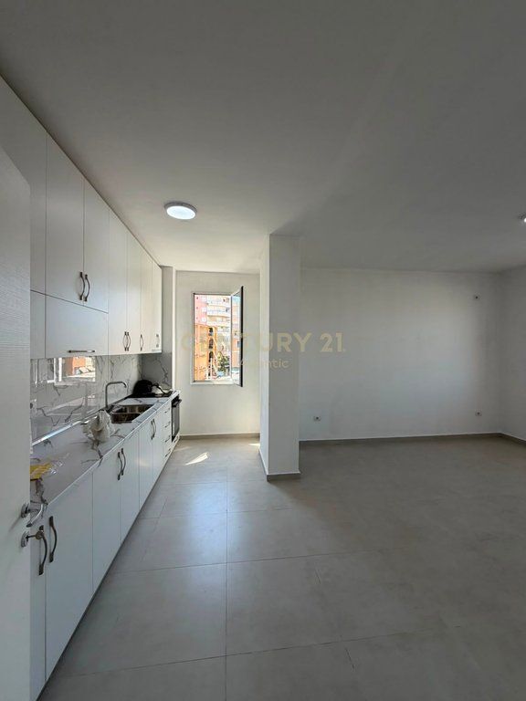 Appartamento con vista mare 2+2 con 2 balconi in affitto sulla spiaggia, Durazzo