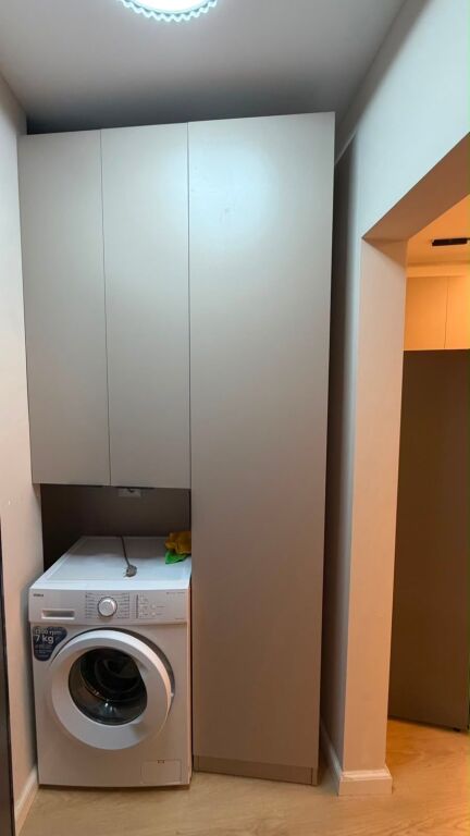 Jepet me qira apartament 1+1 💸50.000 leke   📍 Vendndodhja: Mbrapa Maternitetit të Ri  Detajet e pronës:  * Tipologjia: 1+1 * Sipërfaqja: 45 m² * Kati: 2 * 1 tualet * I mobiluar në mënyrë bashkëkohore * Me ashensor * Ndërtesë e vitit 2015  Apartamenti ndodhet në një zonë të qetë dhe të aksesueshme, i përshtatshëm për individë ose çifte.  📞 Për më shumë informacion ose për të organizuar një vizitë, ju lutem kontaktoni.