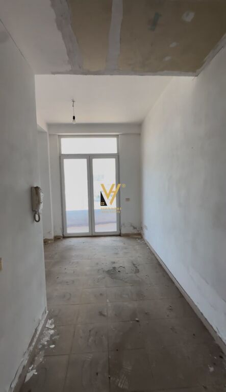 LOCALE COMMERCIALE IN AFFITTO 750 M2 IN VIA INDUSTRIALE 210.000 LEKE