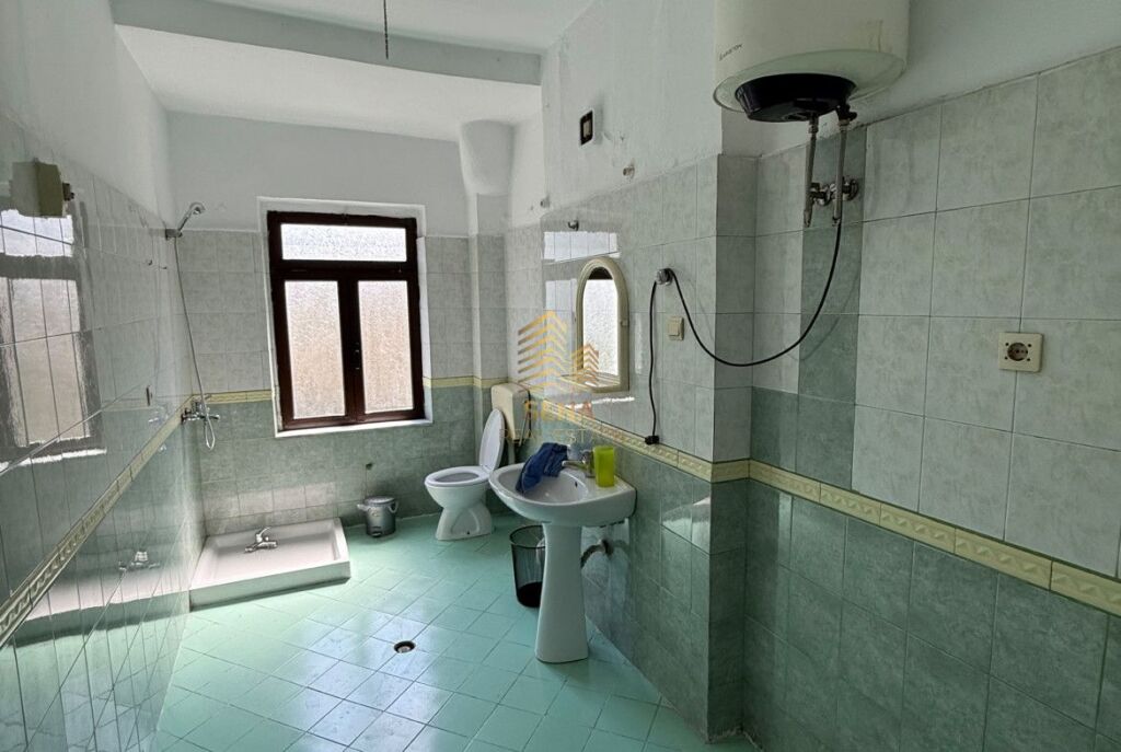 Affitto, Locale Commerciale 3+1+2blk, Via Elbasan, 800 Euro/mese Netto