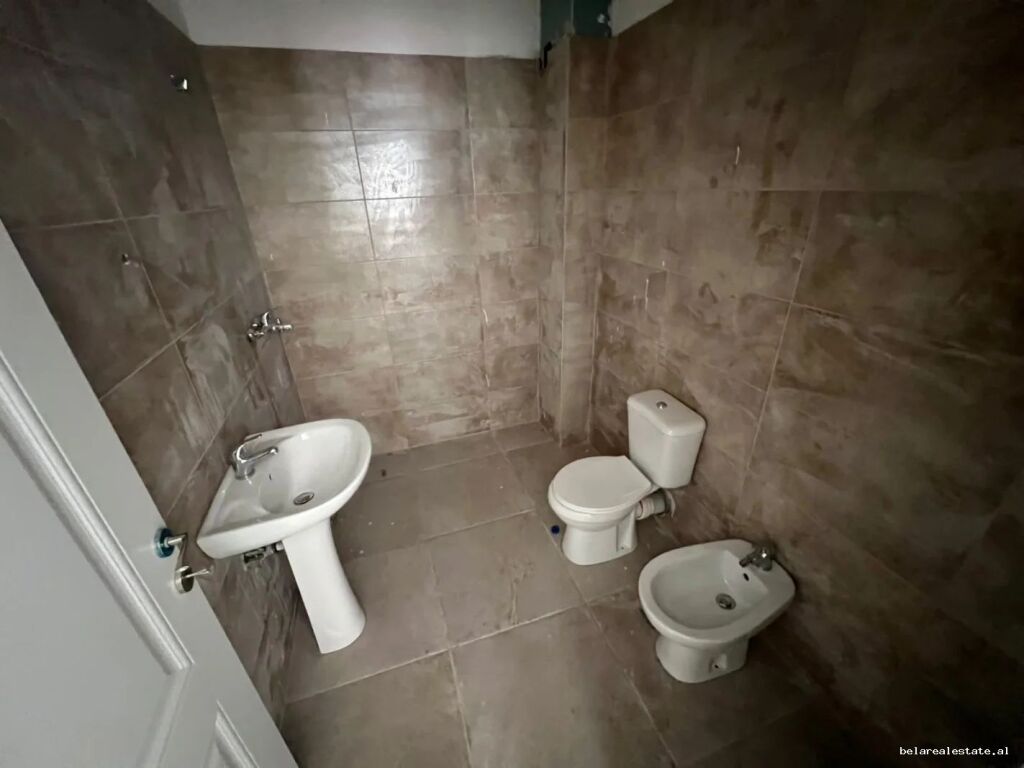 Zyre Me Qera 3+1+2 Tek Rruga e Durresit (ID BZ21011) Tirane