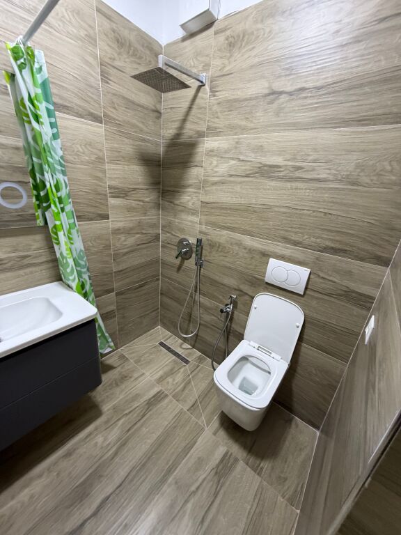 🏡 Appartamento 2+1+2 in affitto 📍 Complesso Grand, vicino al Mercato Elettrico, Tirana  ✨ Caratteristiche:  * 2 camere da letto (parzialmente arredato) * Soggiorno + cucina nuova * Lavastoviglie * 2 bagni * Condizionatori possono essere installati su accordo  💰 Prezzo: 45.000 Lek/mese