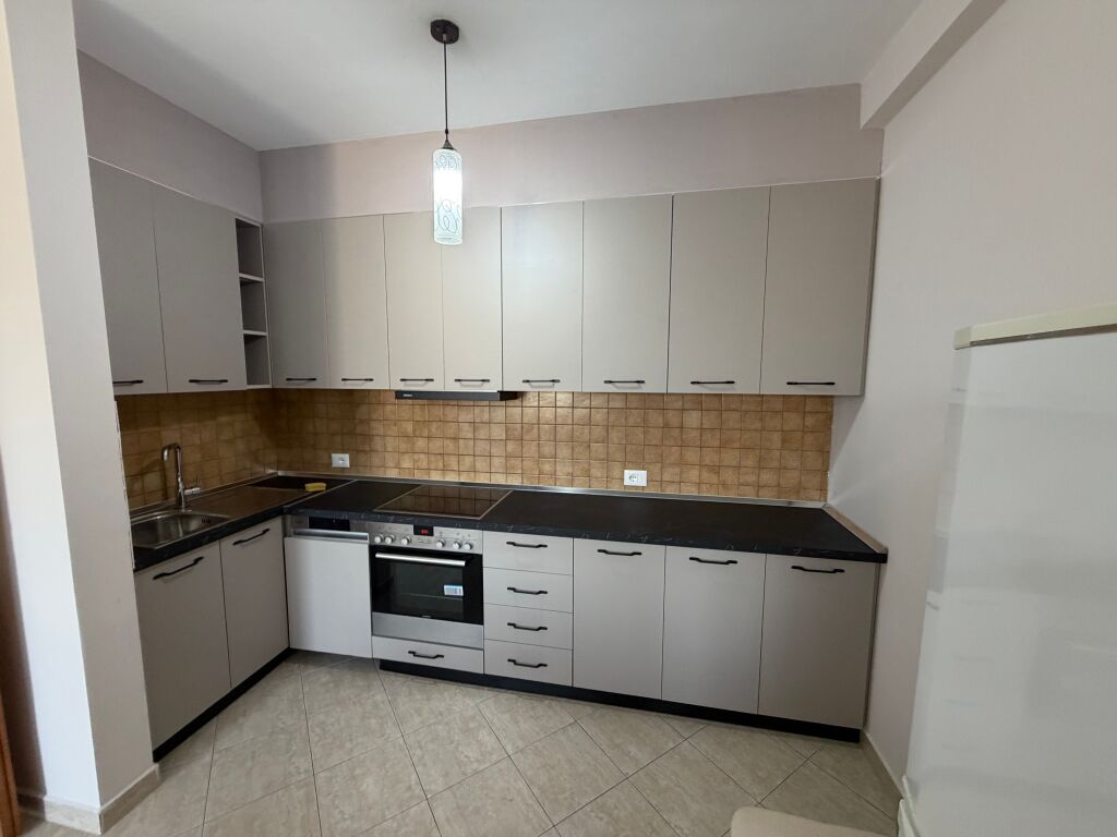 🏡 Appartamento 2+1+2 in affitto 📍 Complesso Grand, vicino al Mercato Elettrico, Tirana  ✨ Caratteristiche:  * 2 camere da letto (parzialmente arredato) * Soggiorno + cucina nuova * Lavastoviglie * 2 bagni * Condizionatori possono essere installati su accordo  💰 Prezzo: 45.000 Lek/mese
