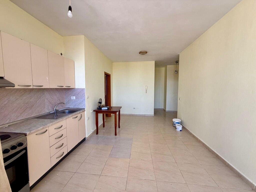 Shitet apartament 2+1