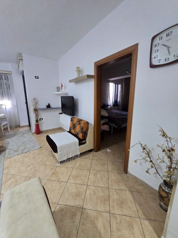 🏡 Apartament 1+1 me qira pranë Shkollës “Ismail Qemali”, Vlorë