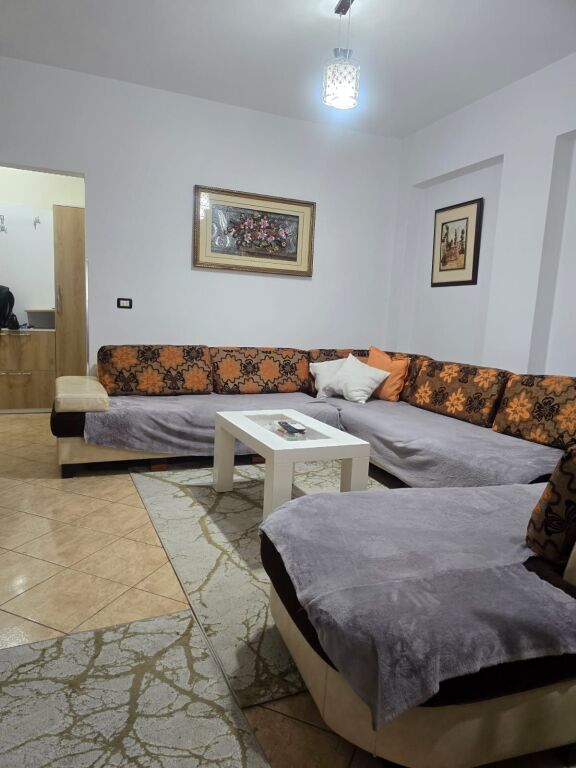 🏡 Apartament 1+1 me qira pranë Shkollës “Ismail Qemali”, Vlorë