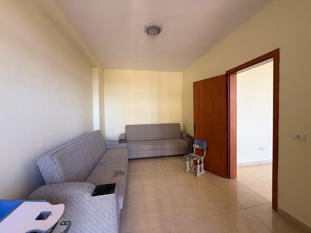 Shitet apartament 2+1