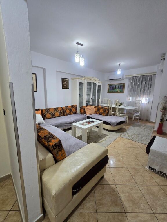 🏡 Apartament 1+1 me qira pranë Shkollës “Ismail Qemali”, Vlorë