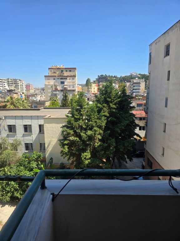 🏡 Apartament 1+1 me qira pranë Shkollës “Ismail Qemali”, Vlorë