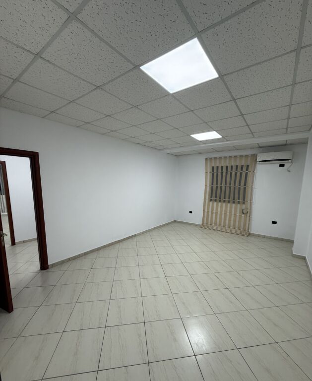 Qera | Ambjent Biznesi | Laprakë | 500 €/muaj