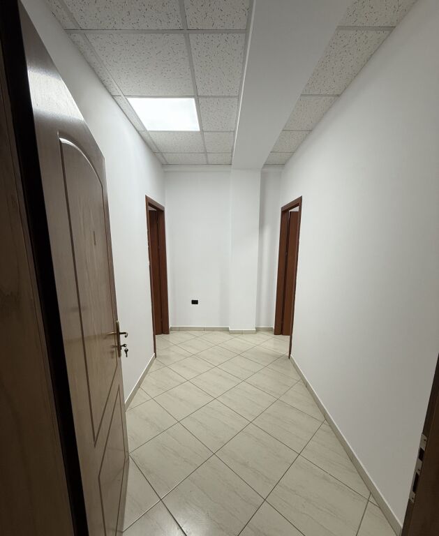 Qera | Ambjent Biznesi | Laprakë | 500 €/muaj