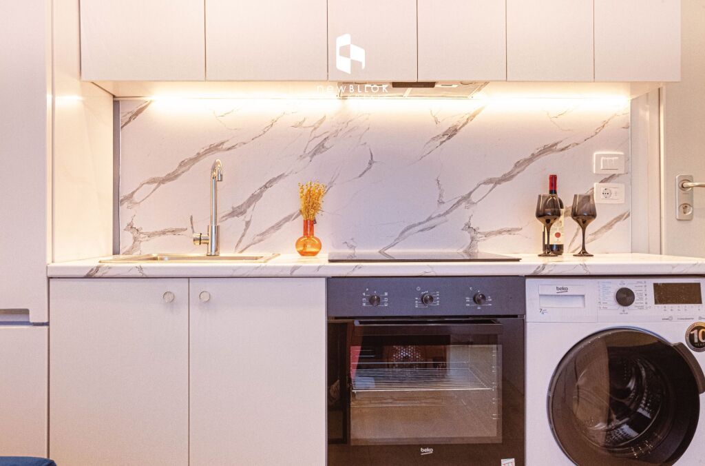 🏠 In Affitto: Appartamento 1+1 📍Ali Demi (Complesso Mangalem) – 40.000 Lek/Mese – Edificio 2022 – 4° Piano – 39 m² – (Arredato e Progettato da un Architetto) 🔥