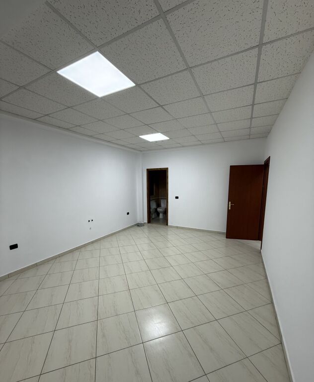 Qera | Ambjent Biznesi | Laprakë | 500 €/muaj