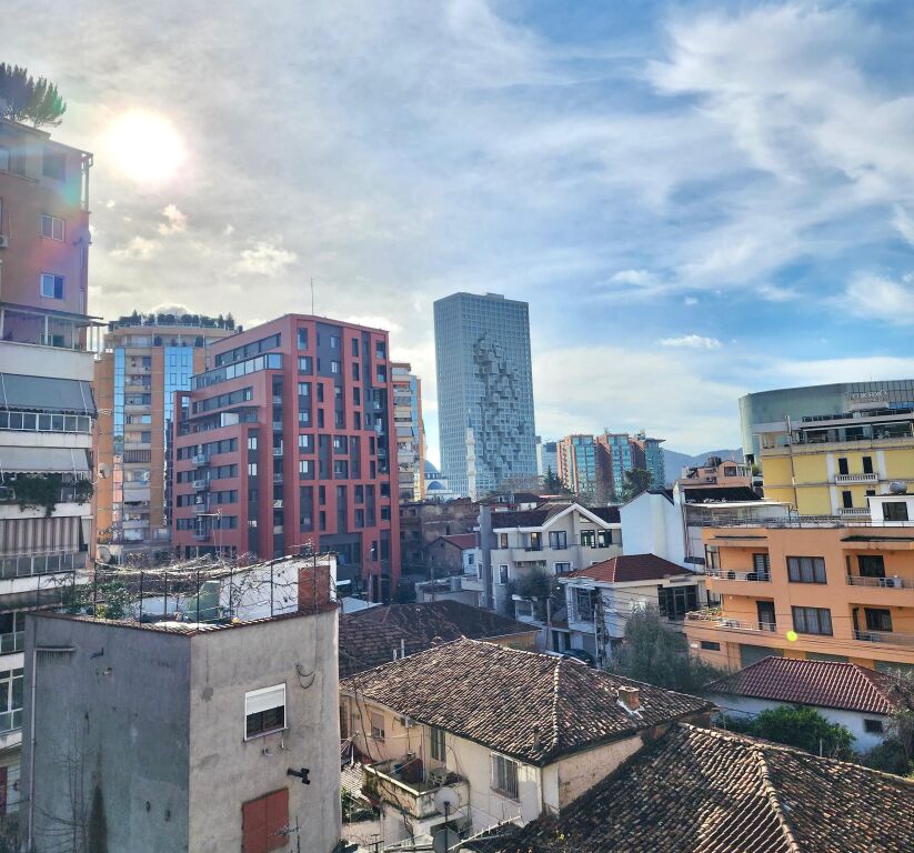 **For Rent: 1+1 + Separate Kitchen (City Center – Plaza, Behind the Museum), 4th Floor, with Elevator – Furnished, 2 Air Conditioners | €600/Month**