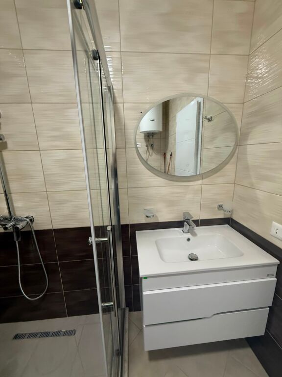 Apartament 2+1 per qira tek Rruga e Barrikadave.