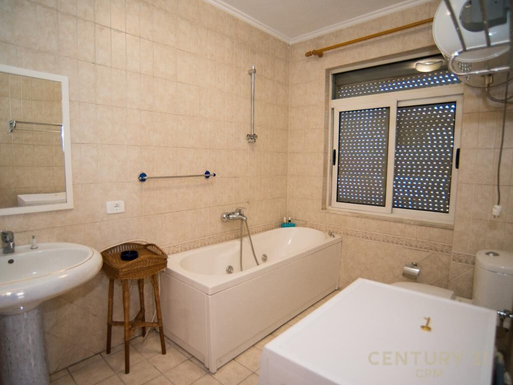 NË SHITJE DUPLEX EKSKLUZIV ME TARRACË PRIVATE, PIAZZA – NË QENDËR TË TIRANËS    610,000 €